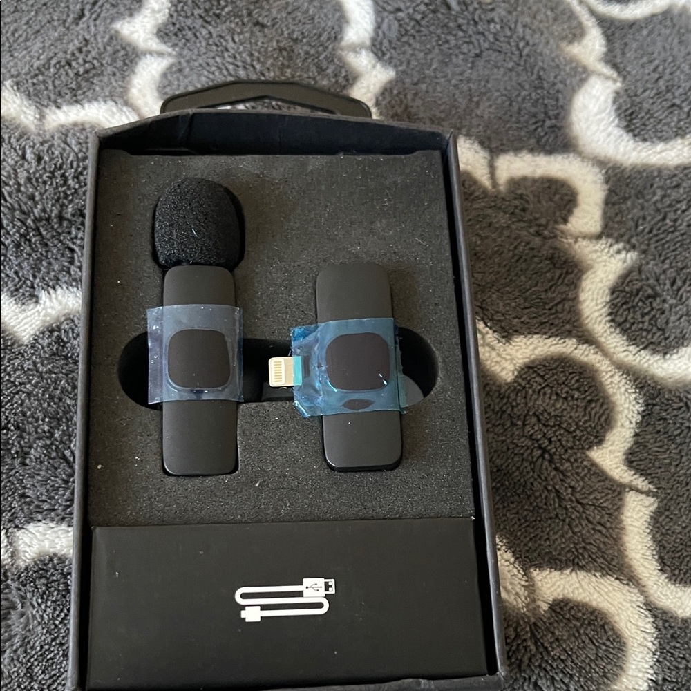 Black Wireless Microphone Set - Picture 2 of 3